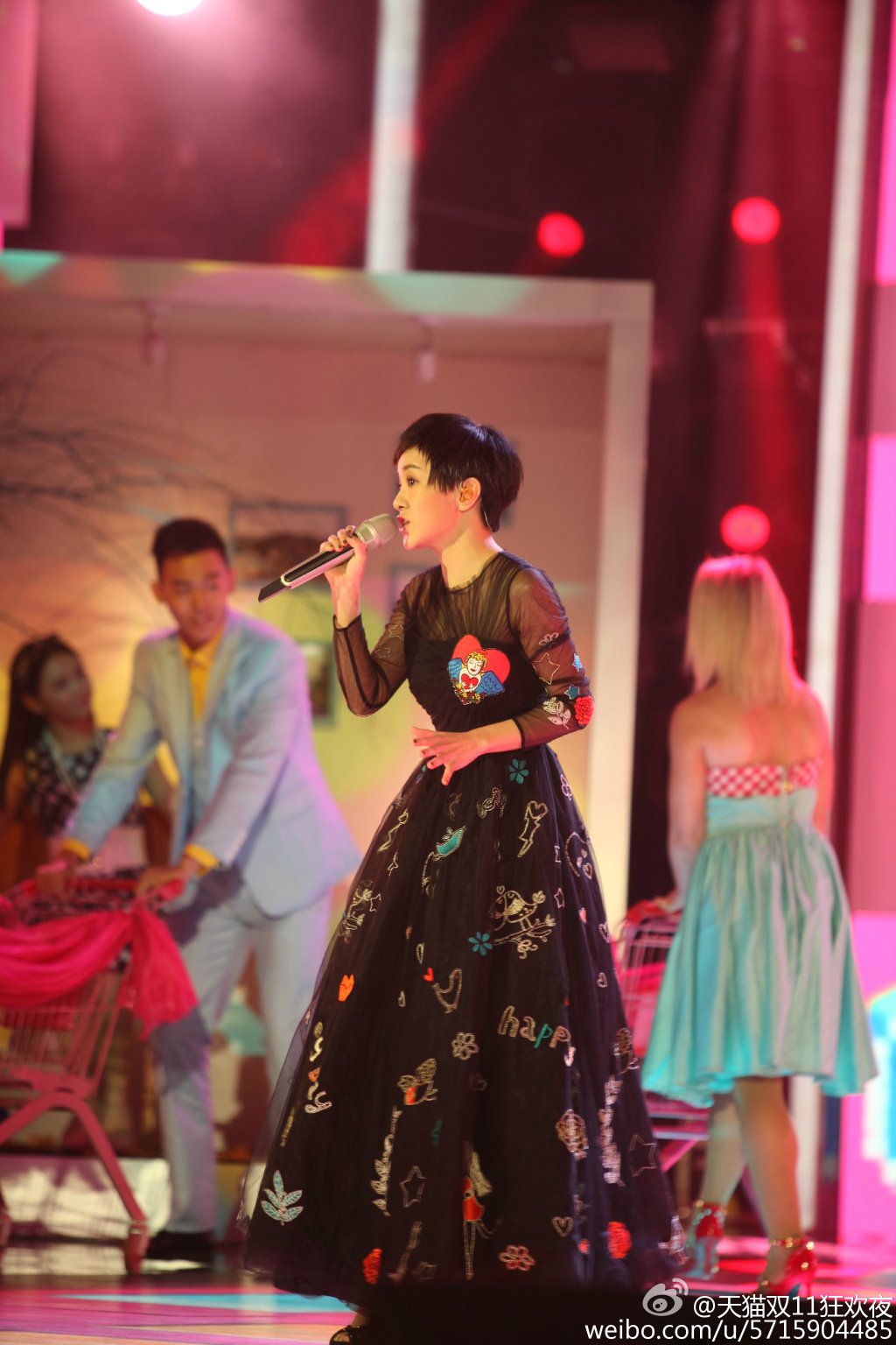 第一个出场的是《小时代》主角郭采洁