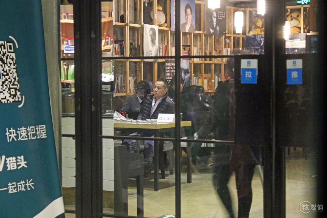 摆了几天，汪小生终于遇到了愿意跟自己一起创业的人。“我们下了几局，聊了一下很投机，然后一起吃了一顿饭，之后很快决定一起做，现在我们在写商务计划书，很快就会着手启动”。