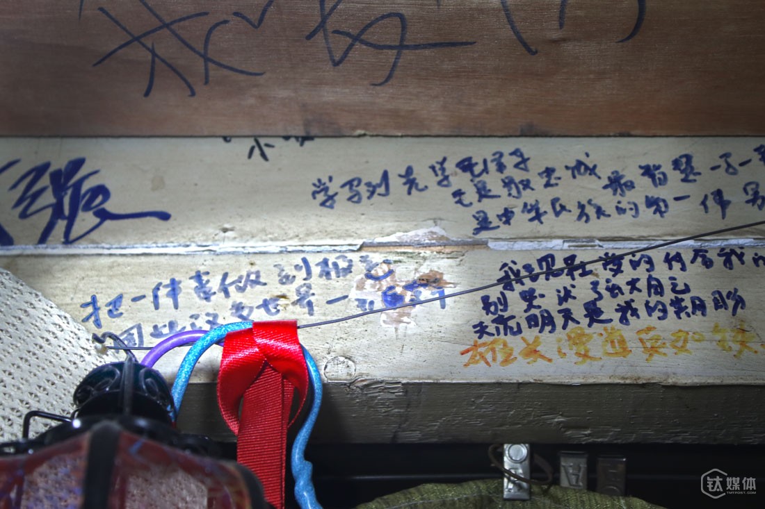 在门梁上的一个角落，他还写下了乔布斯的一句话：把一件事做到极致，因此改变世界。