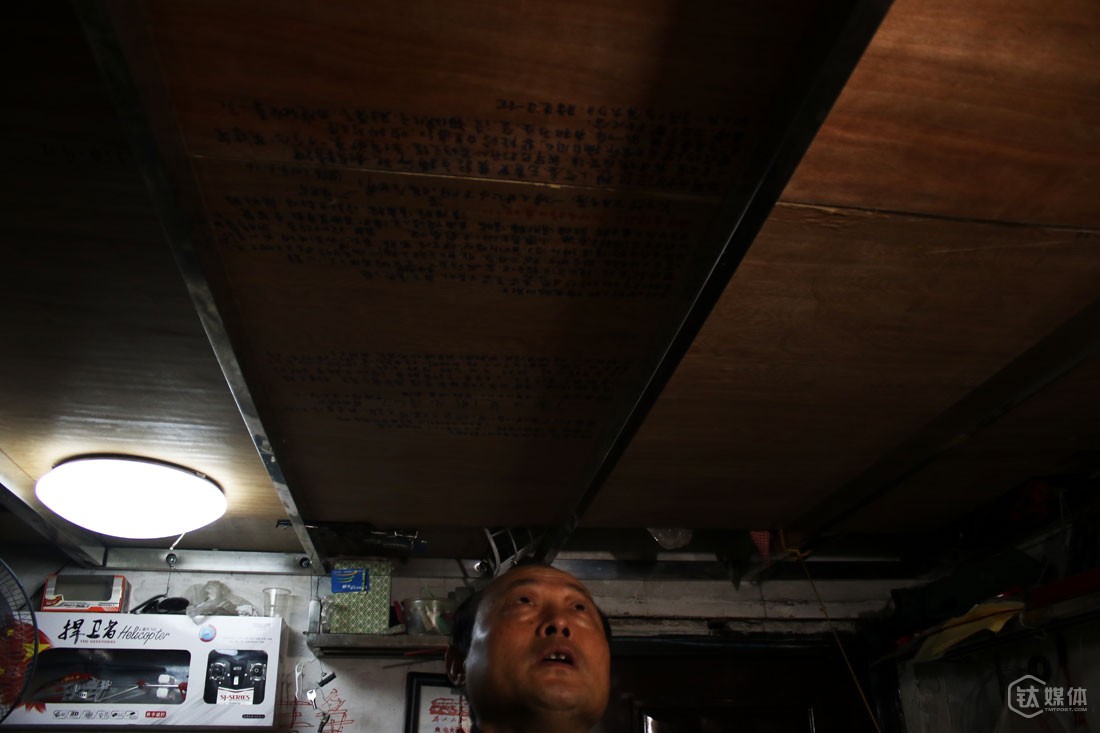 他也会时不时再看一看自己写过的那些零散的话。