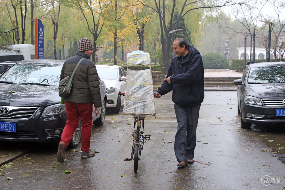 在院子里，只要碰到有兴趣的人，他都会上去推销自己的车，还有自己对传统自行车错误骑行方式的看法。