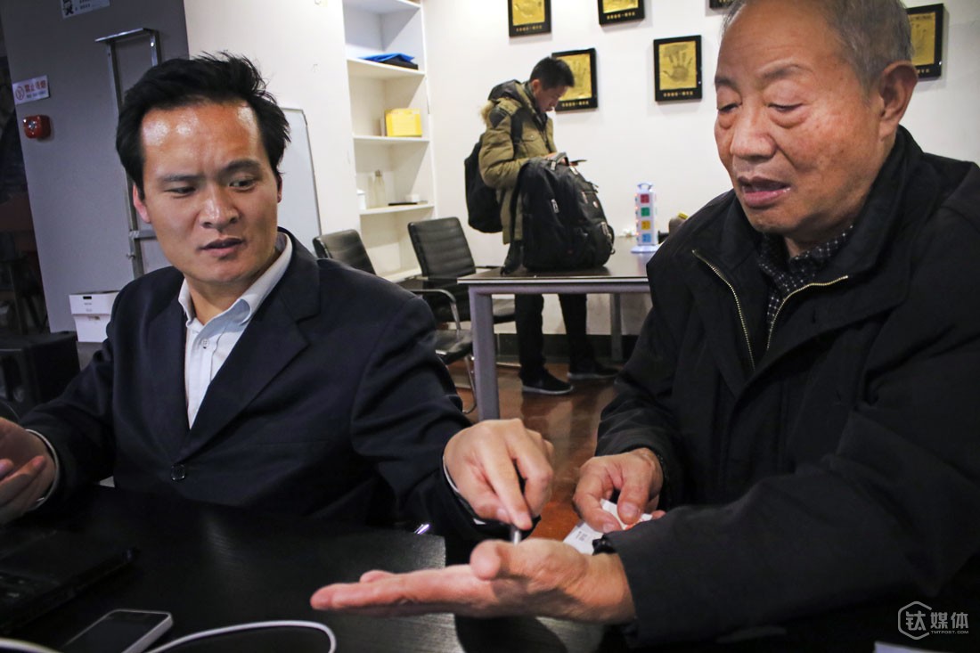 咖啡馆里，一个创业者听了王修煜“找不到投资”的感叹后，提出给他看一看手相，他告诉王修煜，以70岁的年龄，不太可能拿到钱，“你每天念三遍佛经，别吃肉，我看你融钱的事可能会有点希望”，他给王修煜支了一招。