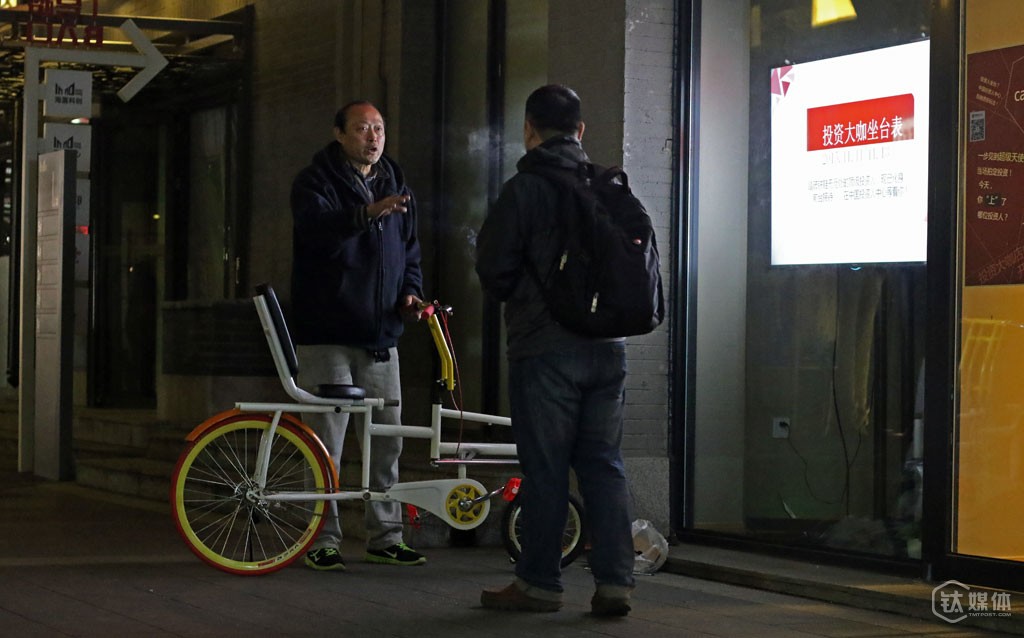 只要碰到感兴趣的人，他都会不厌其烦地推销自己的产品，“我送你一台骑骑，你就知道我这车做得真的好”，他常常这样对对方说。