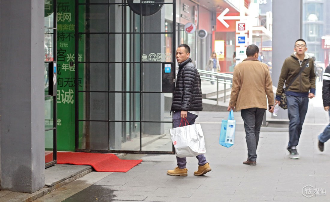 他在网上得知，在这里的咖啡馆，是创业者聚集的地方，所以他很明确地找到了自己寻找志同道合者的地点。