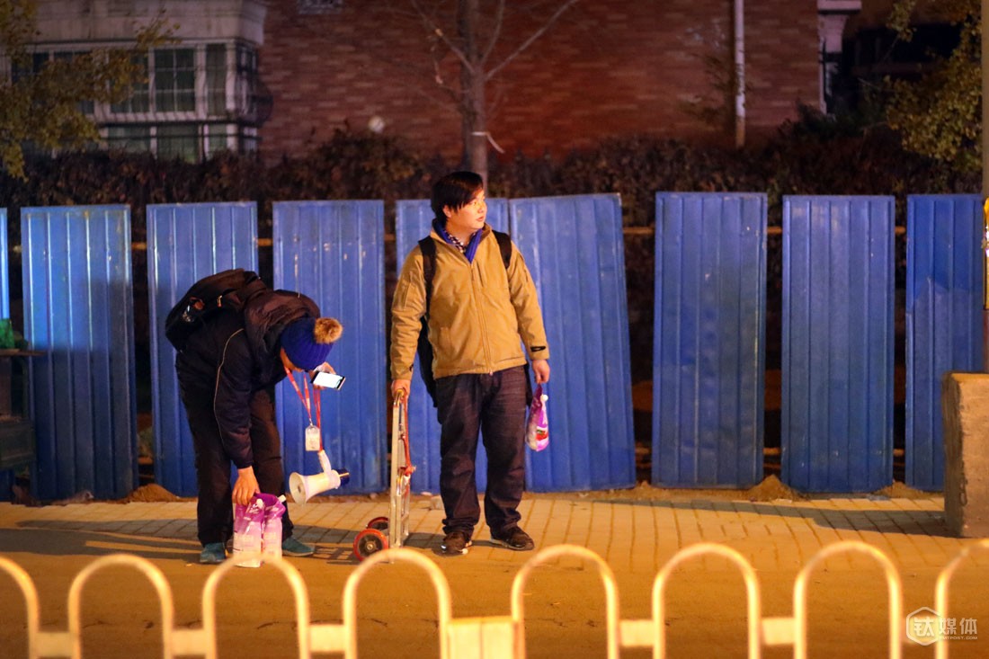 从下午6点到晚上10点半，在冷风里占了4个多小时，俩人扫了不到20个人。大部分的时候，他们也不知道自己接到的活，已经被转了几次手，有时候甚至被转手5到6次，&ldquo;如果一个监管不严的公司，自己员工会拿第一手的中介费，然后层层剥下来，到街上，如果不包含礼品费用，地推一般就能拿到2块到5块一个，其实可能第一手的预算超过20块一个用户&rdquo;。