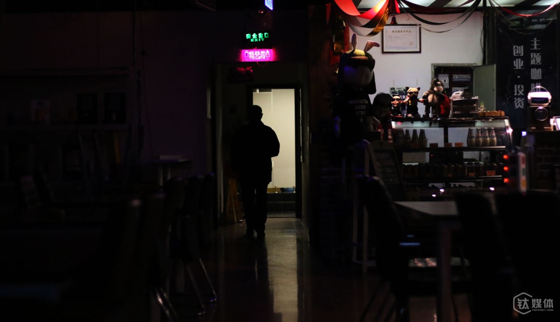 早上7点，王修煜醒来后，洗漱都在咖啡馆的洗手间完成。