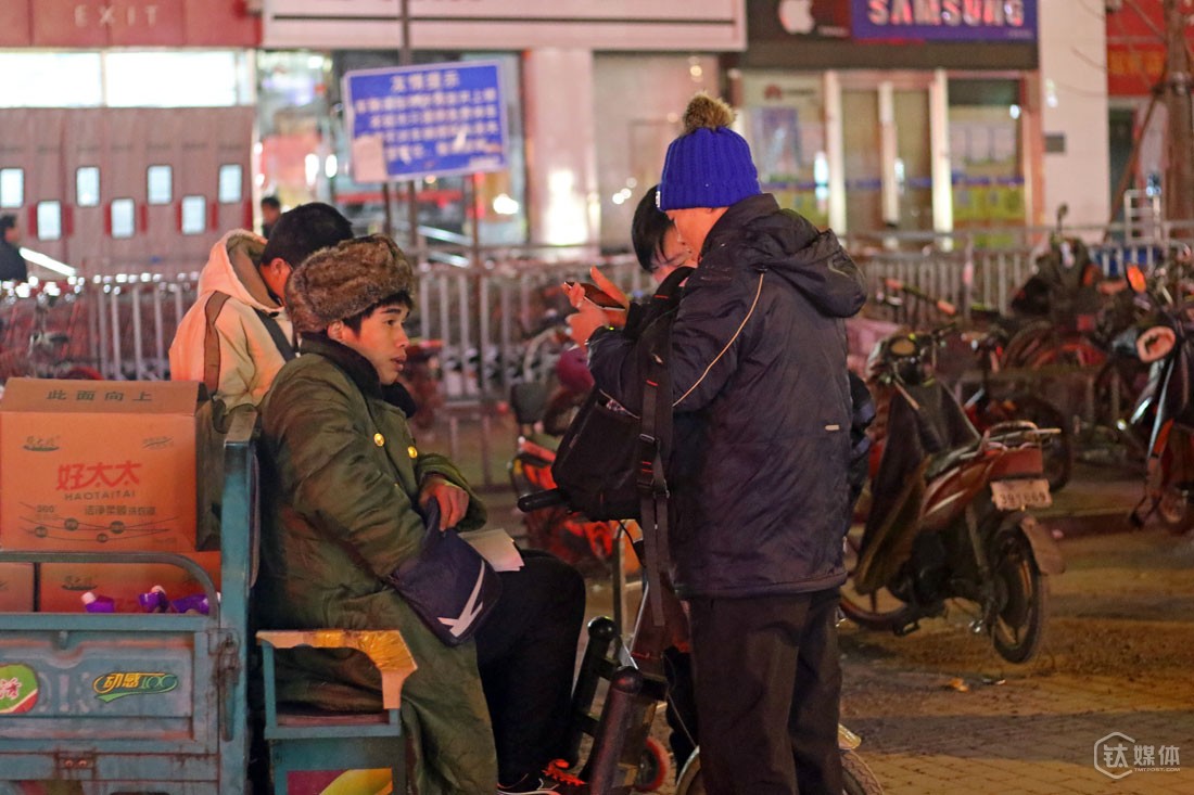 在双桥做的这个地推，礼品是派活的人提供的，离开前，他们把没用完的礼品还给了前来接应的人，对方登记了他们的数量，约定在第二天结款。