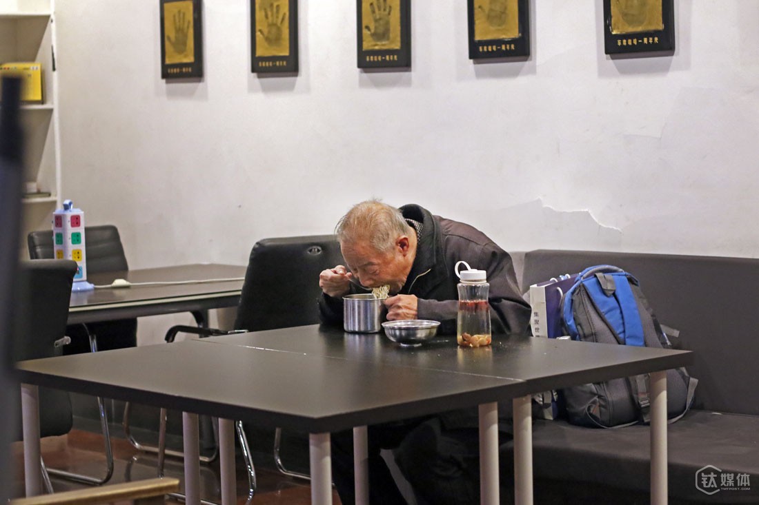 他买了一些泡面给自己当早餐。他说家里并不十分富余，自己到北京做这些事情也并不是所有人都支持，他想着“能省就省吧”。