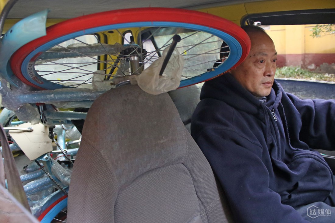 为了给自行车腾出地方，他把奥拓的后座都卸了。