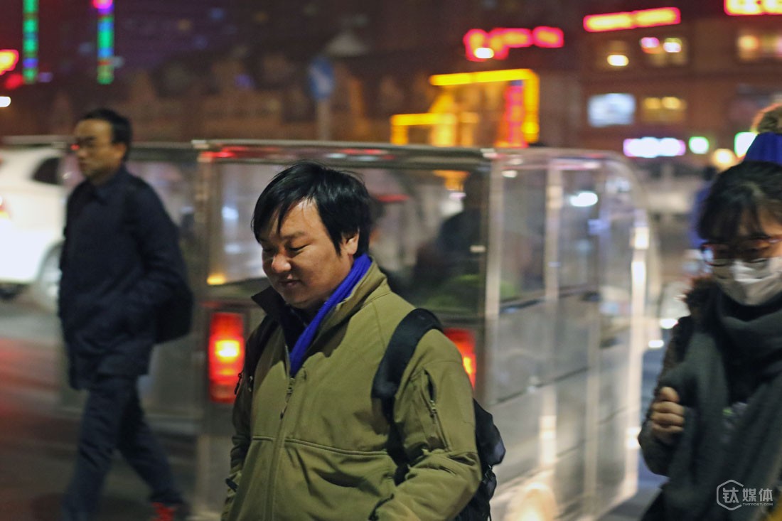 杨杰今年30岁，做过很多工作，他最近的一份工作，是在一家做O2O创业公司，&ldquo;刚开始很有钱，后来钱花得差不多了，公司也收缩了，我也就出来了&rdquo;，杨杰说，天气不好的时候，他会做很多兼职，包括充场做电视节目的观众，现在他已经是孩子的父亲，即使再难，也要熬着。