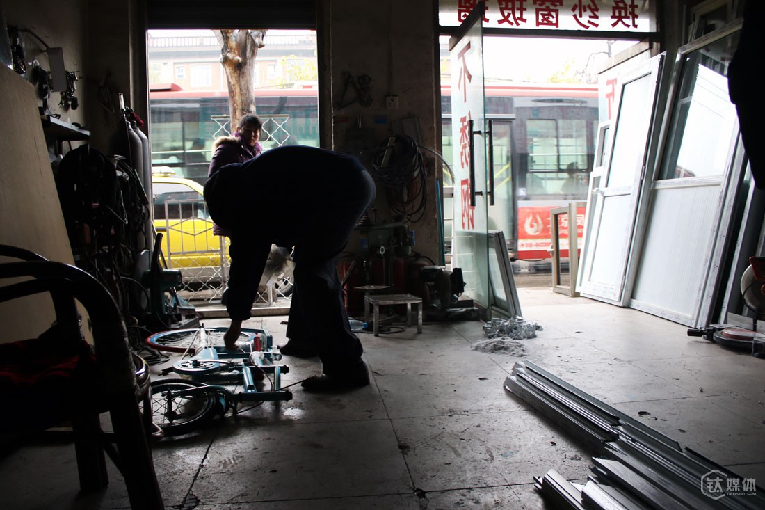 曲建防的自行车就是在家附近的门窗安装店做出来的，他说，自己出想法和图纸，然后和店里的老板一起，下材料，把车的原型做出来，经过反复试骑、修改之后，再把样车拿到天津的自行车工厂下单，进行量产。