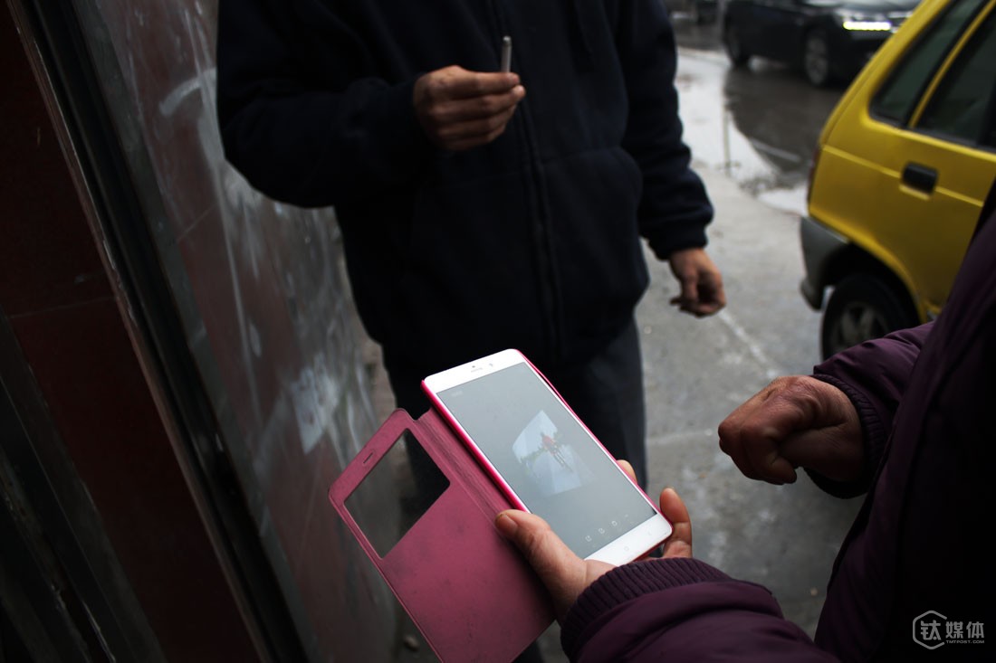 门窗店的人在电视上看到曲建防，兴奋地用手机拍下电视屏幕拿给他看，那是一个讲发明的节目，节目里，曲建防骑着自己的微躺自行车，和其他车手比赛，测试自己的车速。