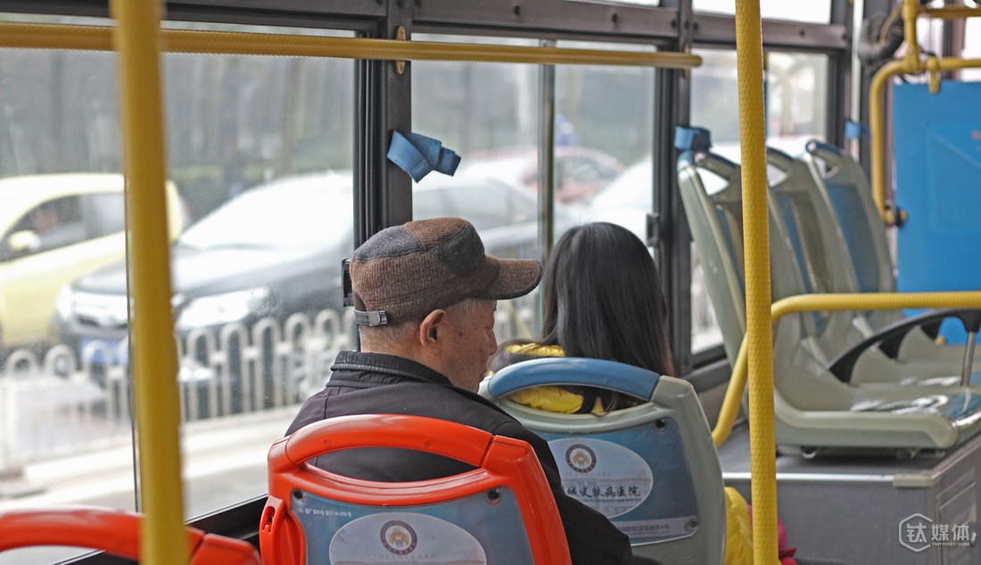 他说，自己前一天晚上失眠了，没睡好，公交车的路程1个多小时，他一路打起了盹。