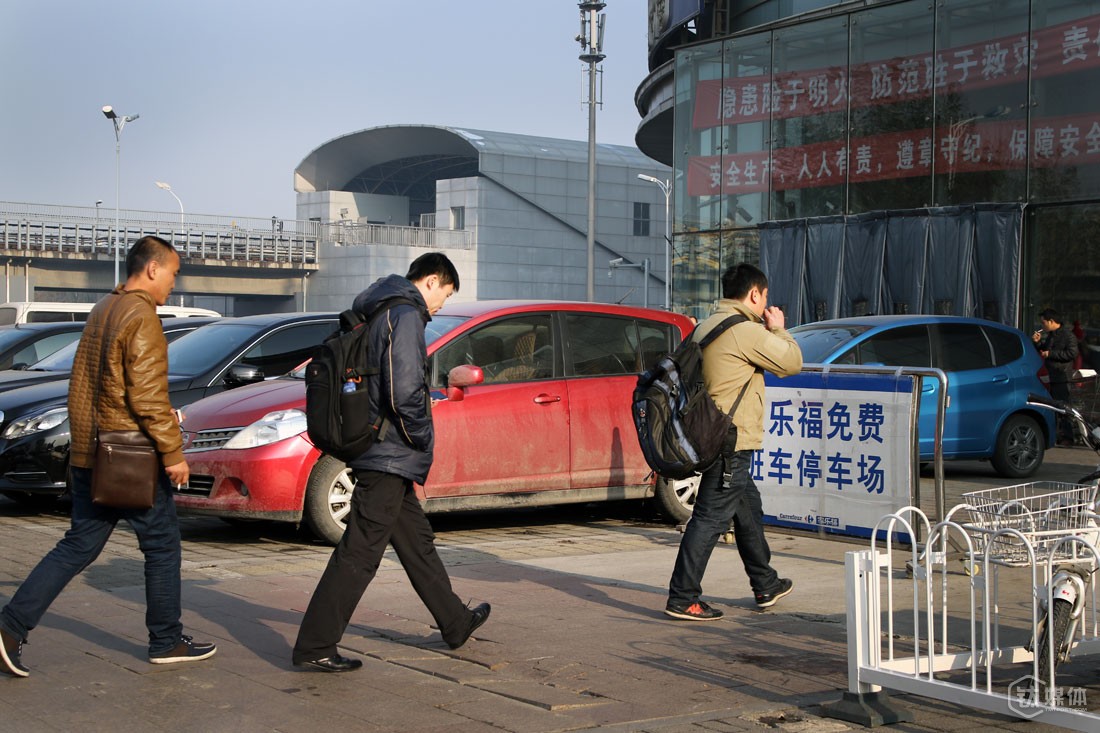 离开后，他们在微信群里接到新单，坐了将1小时地铁到了通州一家大型超市，还跟之前双桥的APP一样，扫码下载注册送洗衣液。逛超市的人大多是中老年，所以难免费口舌。&ldquo;你们这是什么？&rdquo;&ldquo;你知道58同城吗，这个跟58一样也是分类信息&rdquo;&ldquo;不知道&rdquo;这样的对话不断出现。很多人则直接把手机递过来，让杨杰操作，再直接拿走礼品。杨杰常常会跳出来看这些事，他为这些做APP的公司感到惋惜，&ldquo;那些人连用手机上网都困难，一点概念都没有，怎么可能成为你的用户，这样的转化率，连5%都达不到，数据是真实的，但是是无效的。&rdquo;一下午，杨杰和两个伙伴扫了150个，2块钱一个，一共300块钱。