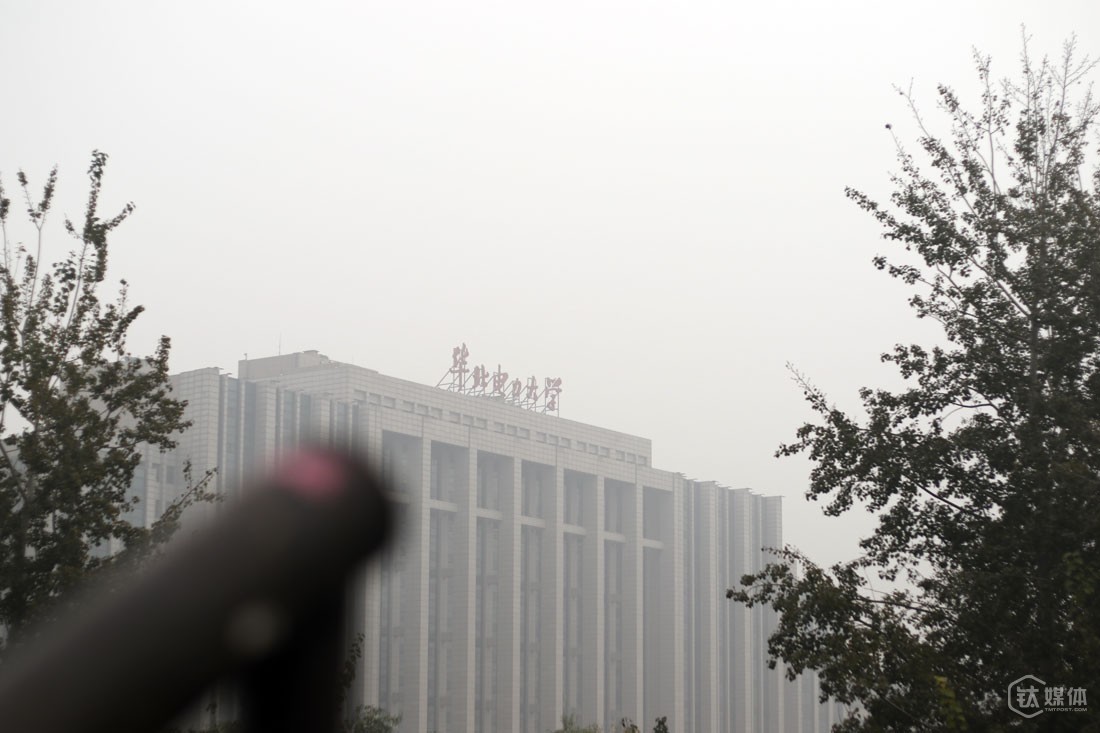 走到大学门口，老人说，他担心大学里的教授看到有人跟着他，不愿意跟他多说，他想要一个人进去找人就行了。从校园里出来后，他很高兴地告诉我，自己找到了能源研究所，里面有几个博士生在办公，但是领导不在，他把自己的材料给了博士生，对方说，会递给领导，等领导回来看了材料，会有人跟他联系。