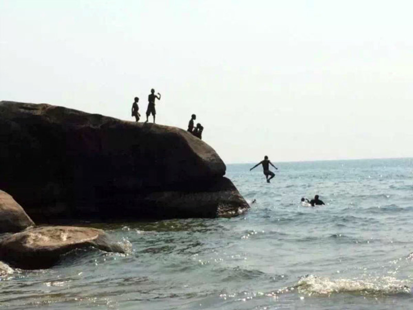 马拉维的孩子在马拉维湖嬉水