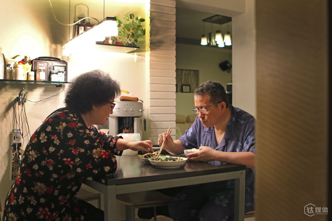 每天下班回家，他都能吃到妻子准备的可口饭菜。结婚30年，虽然事业上遇到过坎坷，但夫妻感情一直都很顺。他妻子从事音乐软件行业，女儿在腾讯工作。&ldquo;一个家，每个人各尽其责，女儿孝顺乖巧，小老头在外面说大了是奔事业，说小了是挣个养家的钱，我就把他们伺候得妥妥的&rdquo;，曾德钧的妻子说。