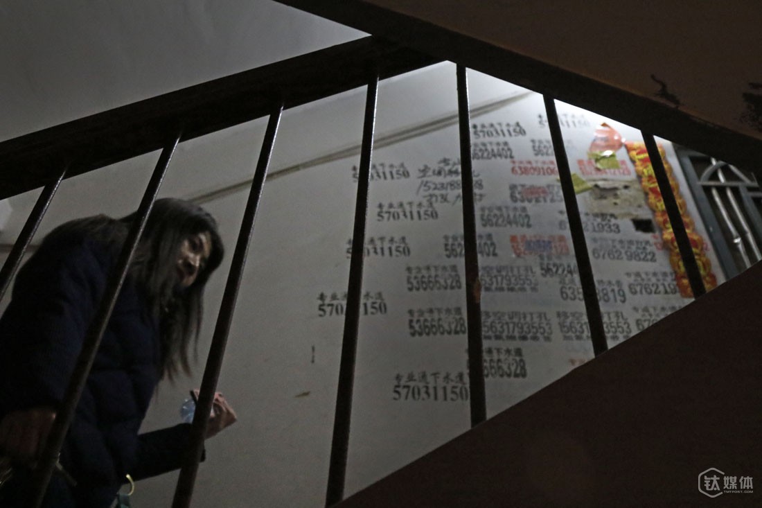 通过几年的积累，她手头的技术变得成熟，机会也越来越多，加上“见多了，麻木了”，一步步走过来，心里的落差慢慢消失了。