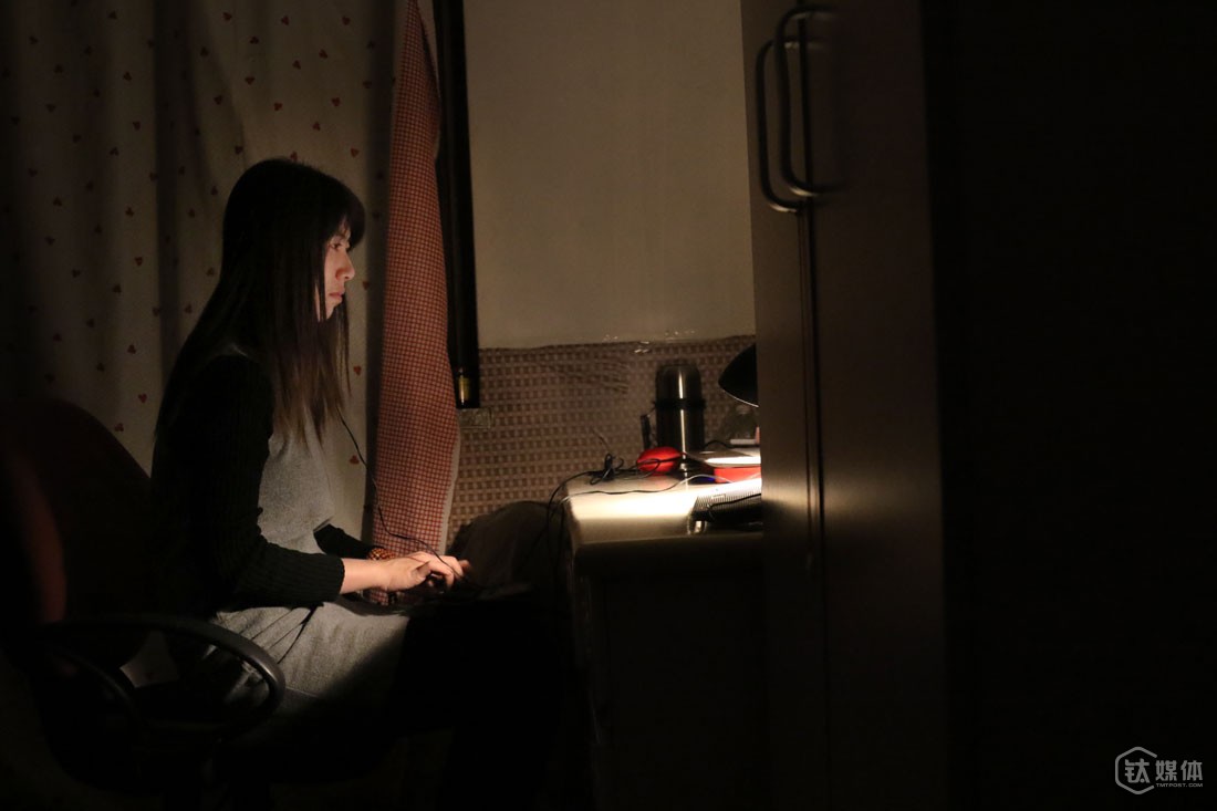 12月17日晚，任倩乐在租住的房子里工作。她的生活很规律，特别喜欢安静，每天晚上10点睡，早上4点起床，在家独处，除了工作就是打坐、看书。12月，公司给她安排了一个70小时录音的整理，“一个老院士生前的采访，准备出书用的，年底太忙了，只能晚上回家或者假期来做”。