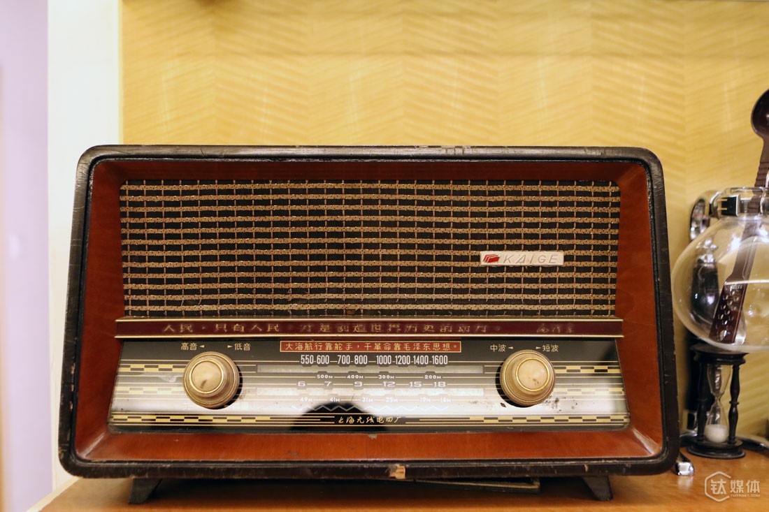 收音机是曾德钧的吉祥物，人生的每个重大节点，都有一台收音机伴随：7岁时在老红军家第一次看到收音机使得他对外面的世界萌发好奇心，14岁和姐姐一起勤工俭学买了人生中第一台收音机，18岁入伍后修好团长的收音机人生发生转机。14岁买的那台收音机，他一直保留到现在，就是这台收音机，强化了年少的他对科学技术的喜好。