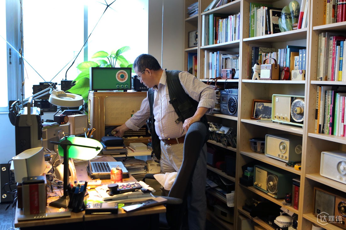 深圳市南山区科技园，云动创想办公室，曾德钧打开自己做的猫王Bigger收音机，书架上和桌子上的音频设备，几乎都是曾德钧亲手做的。不论到办公室还是回家，他第一件事一定是打开音乐，出差时他背包里还会带着便携音箱，对他来讲，音乐是必不可少的，&ldquo;音乐可以净化心灵，让人忘记烦恼，集中精力凝聚智慧去创造&rdquo;。