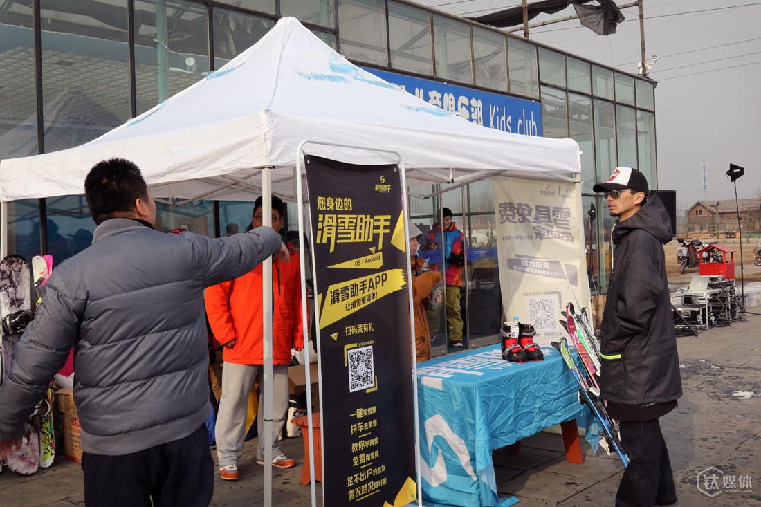 相比其他O2O产品在大街上扫码，球叔的滑雪助手需要更有效的地推，他选择和雪场、体育场馆合作，因为这些地方的人群非常精准。