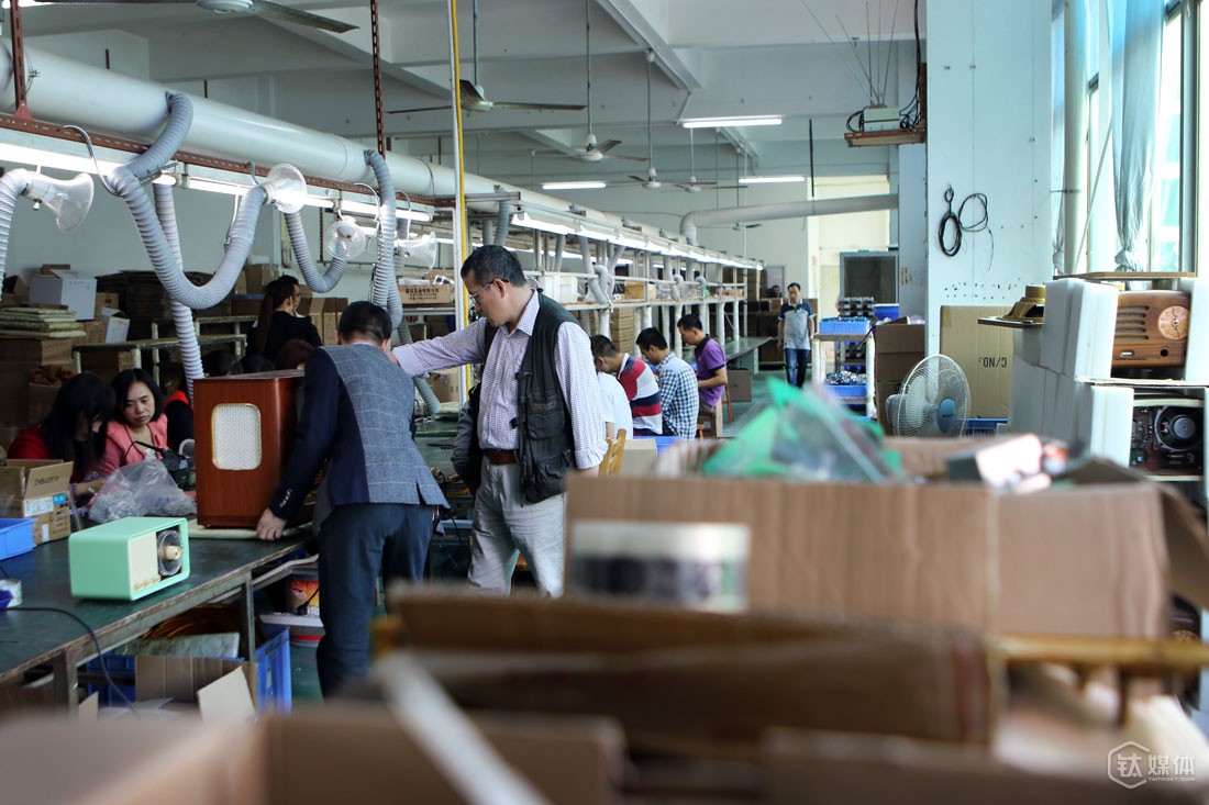 连续8年的亏损，曾德钧一度搭进自己所有身家，甚至借高利贷发工资。最艰难的时候，自己也没有绝望过，他说，创业，意志不坚强是做不下去的，绝望着急没有用，这个社会不相信眼泪，被坑被骗不成功都不要紧，只要年轻吸取教训，任何时候都有机会。