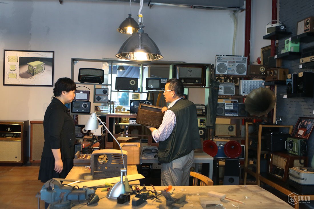 在工厂，曾德钧有个专属工作间，相对于布满精密仪器的工作台，他更喜欢这里有温度的工作台，猫王的设计和细节打磨，就是在这样的工作环境下完成的。这里还陈列了曾德钧这些年的一些手工作品，包括胆机、收音机、音箱。