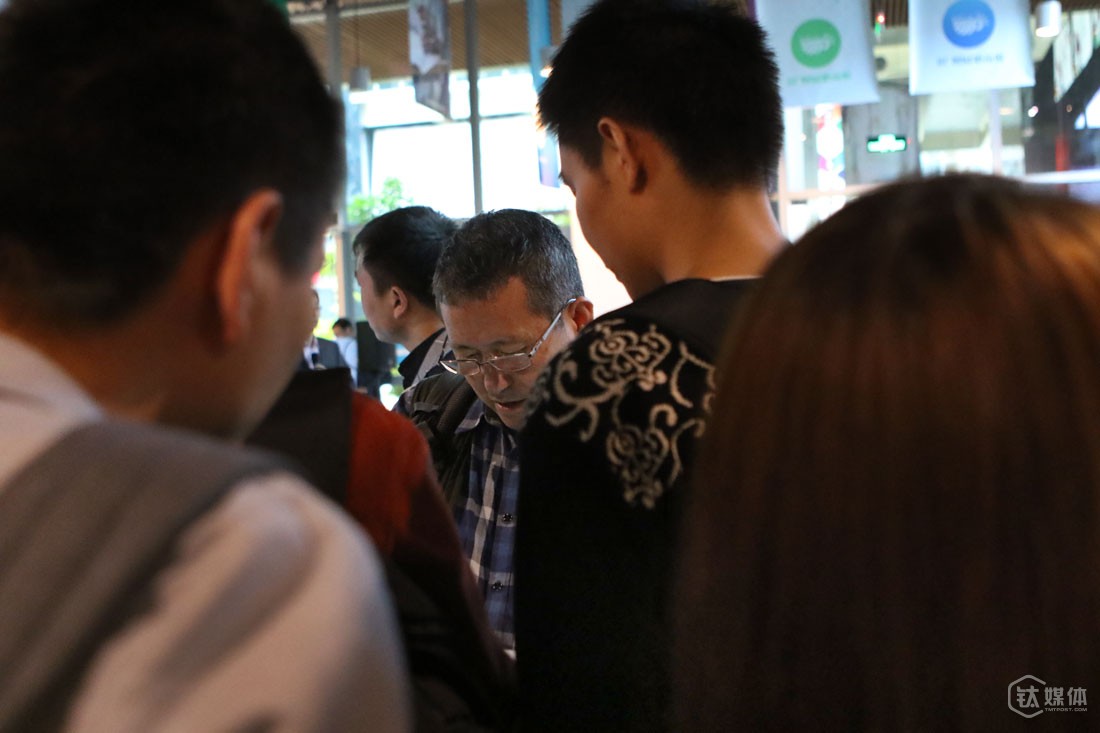 每次分享结束，曾德钧总会被台下的年轻人团团围住，加微信的要电话的，问问题的，求帮助的，他都会认真对待。曾德钧还有个特点，每次有陌生人加自己微信，他都会主动打招呼，这让一些人感到很意外，&ldquo;人家凭什么要支持我？我从来不觉得自己有什么了不起，在行业里，大家的认同和尊重都来自点点滴滴。&rdquo;