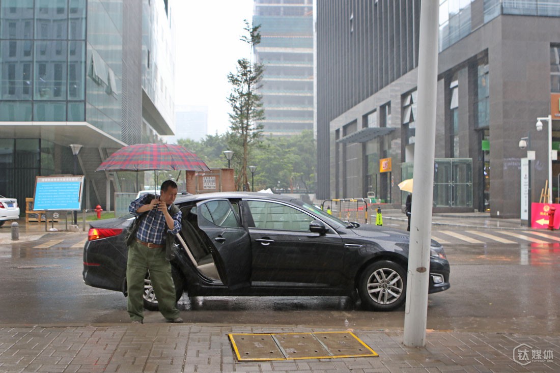 曾德钧出门，从来都不开车，要么用打车软件打车，要么坐地铁，他觉得开车浪费时间，效率低，还要找停车位，打车的时候，趁坐车的时间还可以做事，用打车软件还很便宜。