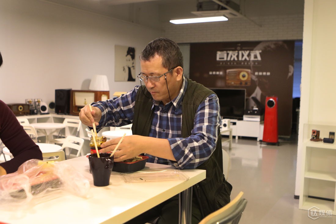 每天午饭，只要没有要陪的访客，曾德钧都会和同事一起吃外卖，对他来说，这是最节省时间最有效的方法。