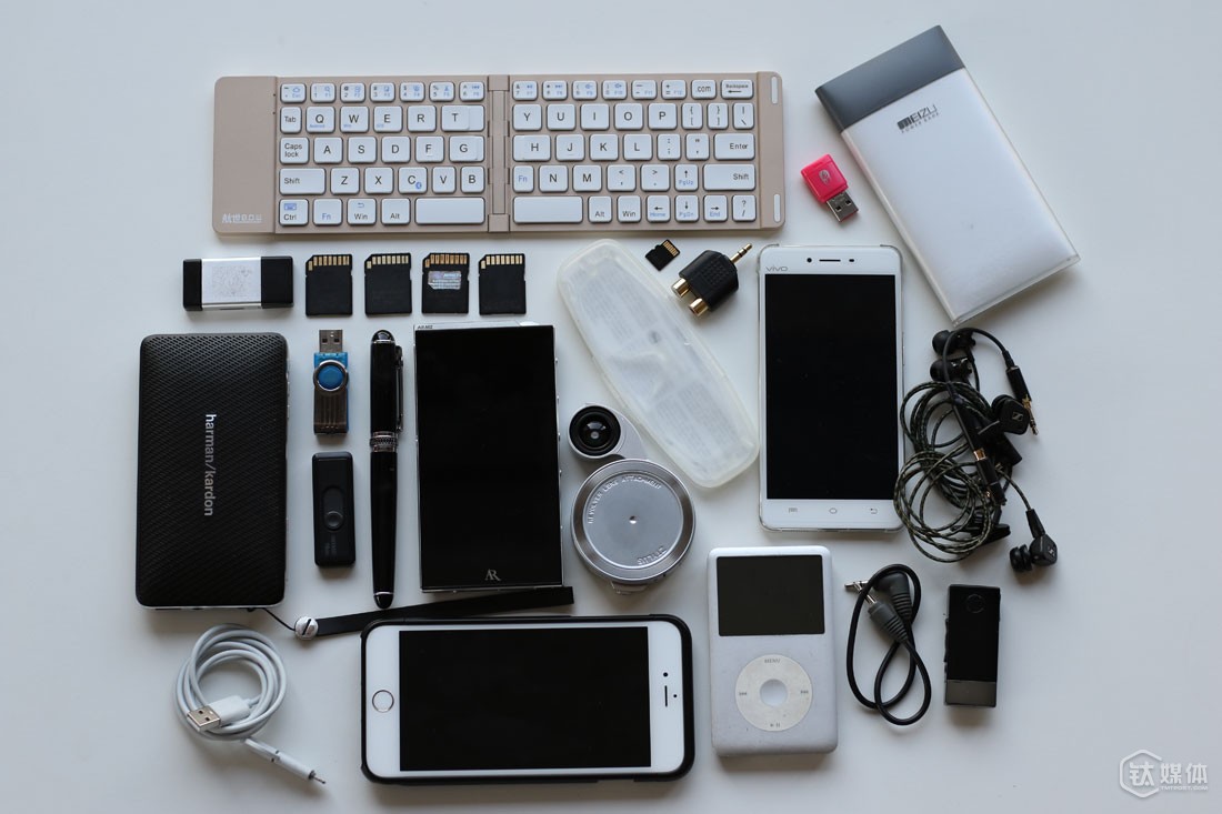 因为生活上一切从简，他的穿着也很简单，最标志性的，是一件马甲，配一条绿色的军裤。这样的马甲他有6件，因为常常要伏案工作，装东西方便。曾德钧兜里装的东西，却不简单。