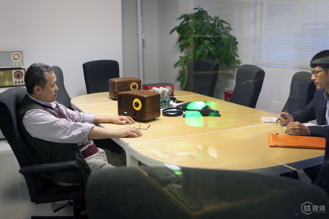 云动已在上半年完成2600万A轮融资，下半年，陆续有投资中介上门，接触B轮的相关事宜。曾德钧对投资方的看法是，&ldquo;第一是认同我，第二是资源能跟我匹配的，第三才是估值给得相对高的&rdquo;，A轮的时候，一个很有背景实力的投资商找到曾德钧说，自己投资可以保证云动一年之内上新三板，曾德钧没有动心，&ldquo;上市这个我没有专门去想，这是到一定规模水到渠成的事，前提是把事情先做好，事情不做好，上了没有用。&rdquo;