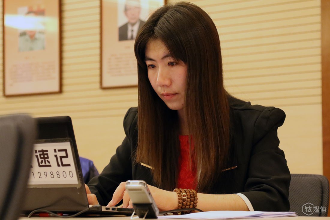 大学专业旅游和酒店管理，毕业后做过一年导游，还在酒店做过半年，任倩乐性格比较内向，觉得那些工作不太合适，2004年她在网络上知道速记这个职业，便从山西到北京学习。“我安静地坐在那记录就行了，不需要太多沟通，基本当场可以做完，一般没有后续工作”，然而，最开始的练习非常太枯燥，就是不停地听录音打字，练指法，“很多人受不了，坐不住，一起学的最开始几十个人，现在只有我一个还在做。”