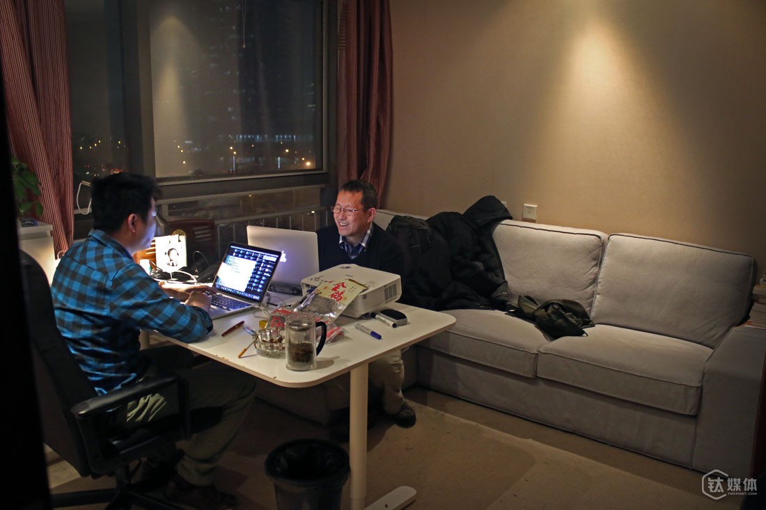 云动创想的北京办公室，曾德钧和同事商讨工作。做互联网时代的国际化音响品牌，是曾德钧的目标，下一步，云动公司计划到美国和德国组建团队，&ldquo;我们最大的优势，是硬件、软件产品的国际化水平，品质我很有信心，中国企业要升级换代，要品牌升级，要有国际化品牌，国际化思路，国际化野心，没有这些是没法往前面走得更远的，这是我的目标&rdquo;。