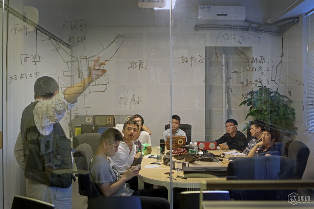 曾德钧为合作伙伴的设计师讲课，他们从事音响外观设计，&ldquo;他们是设计专业的专家，但是不太懂音响，我搞音响的，所以关于音响这方面的知识，我应该多跟他们沟通，只有这样才可能产生好的设计。&rdquo;