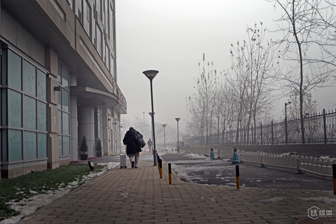 曾德钧一年有三分之一的时间在外出差，他说，自己不能停下来，也停不下来，自己喜欢的事情，要做一辈子，而且一定要做好。