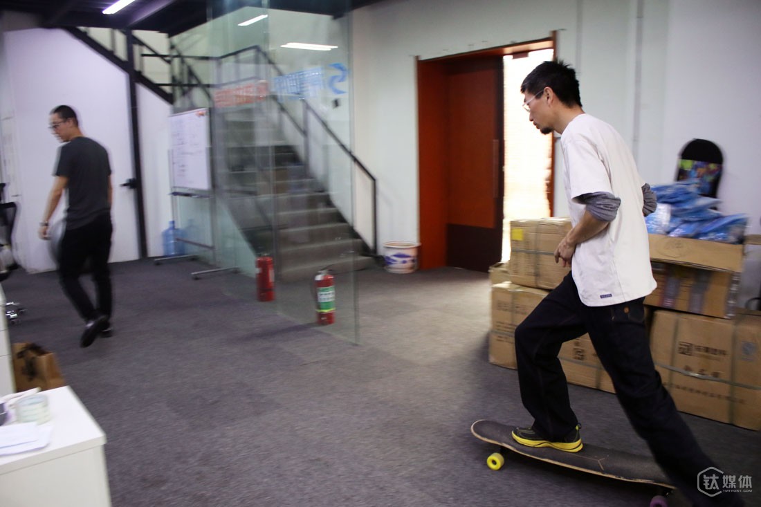 除了滑雪，球叔还喜欢玩皮划艇和越野跑，他说自己在户外圈资源更多，但是对滑雪更了解，所以选择滑雪来创业，“滑雪我看得更清，它是一个很充分的商业行为，而户外更多时候是AA和不花钱的概念，不好做。”