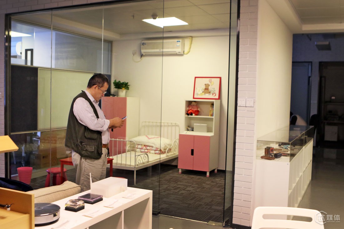 为了让设计和环境融合，云动创想的办公室里，设置儿童房、客厅、餐厅、厨房、书房等场景。