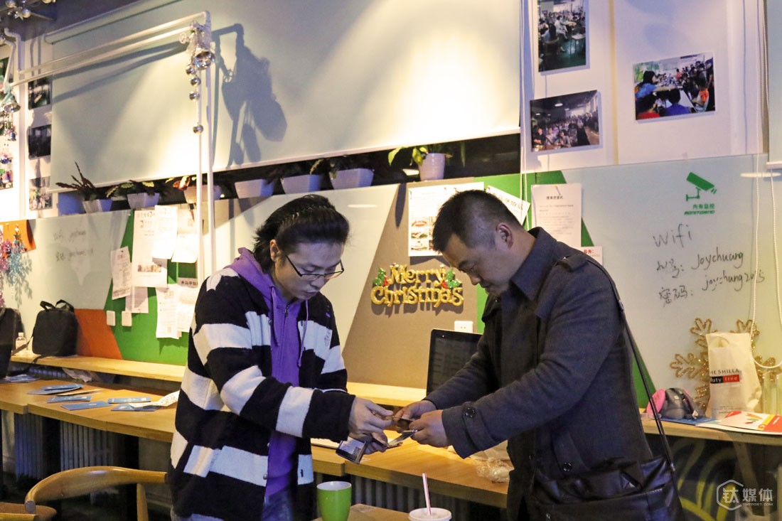 一堂课下来，总有不少人前来交换名片，加微信。进入北京市场2个月，陈步衡说自己从没有为自己的讲课掏过场地费，“收钱的地方我不去，他们没有意识到我可以为他们带去什么”，他相信，再过2个月，他在这里的知名度会更高，“到时候会有更多的众创空间、孵化器来邀请我们，我可以对他们做战略支撑，我没要钱就不错了。”