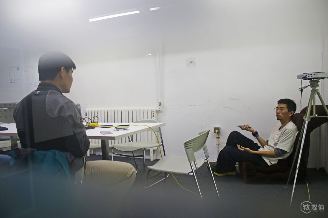 球叔的好友，大多来自户外圈。球叔创业并拿到投资后，很多圈内好友都来取经。他甚至将三层办公楼的第二层租给了一个户外圈的好友，这个朋友在做一款跑步的移动端产品。