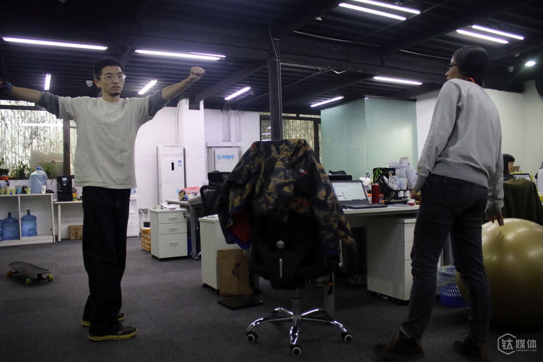 球叔在办公室为同事示范滑雪动作，一些人想找他学滑雪，但他现在基本上没时间做教学了。