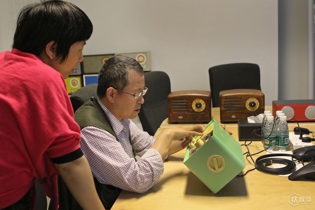 看产品的时间是曾德钧最严肃的时候。工厂送来了一台猫王3的T1样机听声音，他看到样机很脏，并且有些细节没处理到位，他非常生气，&ldquo;虽然声音没问题，但那些细节，都是态度问题&rdquo;，他要求马上提出警告，要求完善措施防止再出现类似问题。