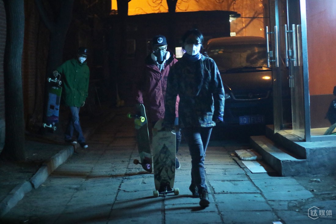 下班后，球叔的同事踩着滑板回家。