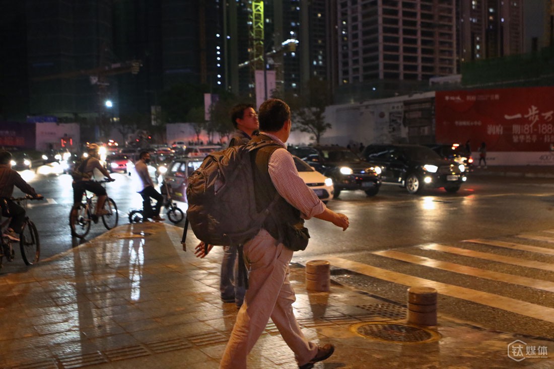 从云动办公室下班，曾德钧一般都会步行回家，近4公里路程，对他来讲是很好的锻炼，尤其是自己天天都背着包，&ldquo;我这个背包用了6年，我每天背着，所以我身体还不错&rdquo;。