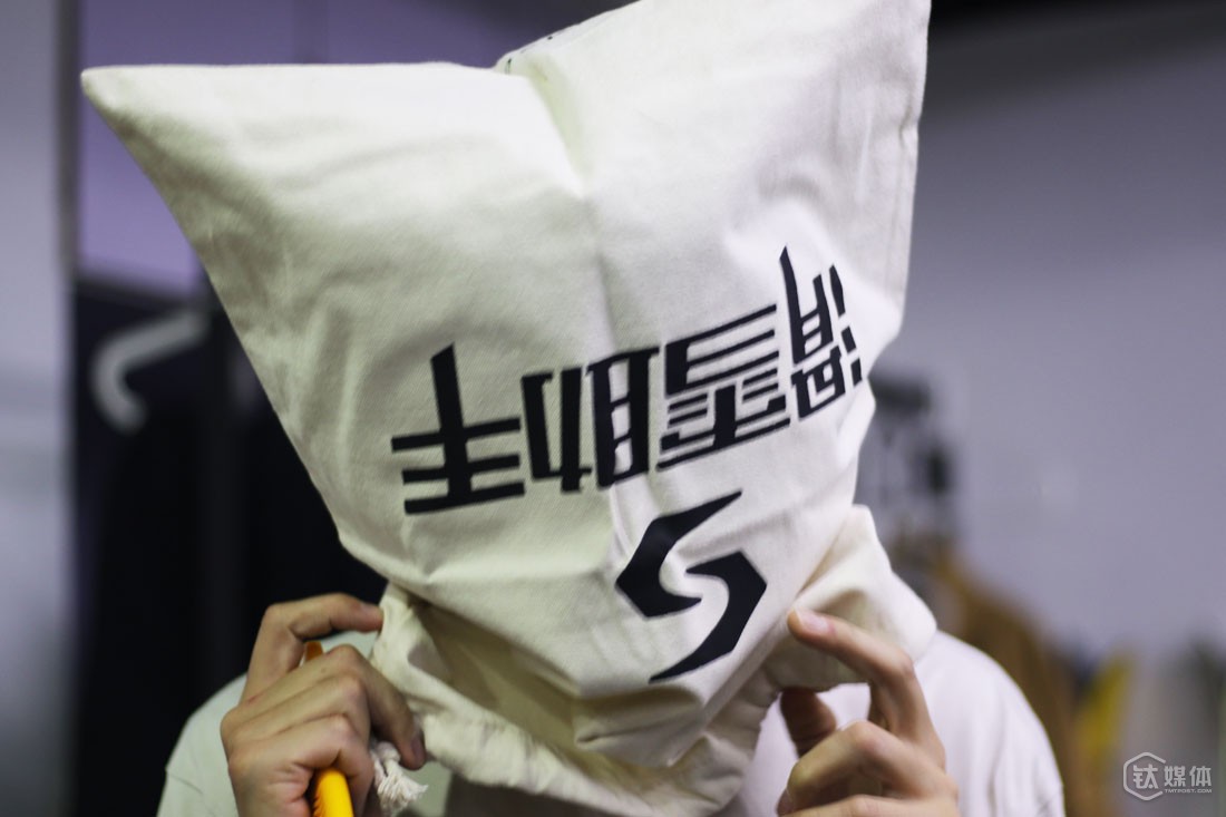 为了一个线下活动，团队定做了一些周边产品，球叔开玩笑地把袋子套在头上。他认为，滑雪这个市场还有很大的增长空间，线上的服务和线下雪场都没有饱和，滑雪助手就是要为用户提供包括消费、交友、教学、资讯等方面的服务。