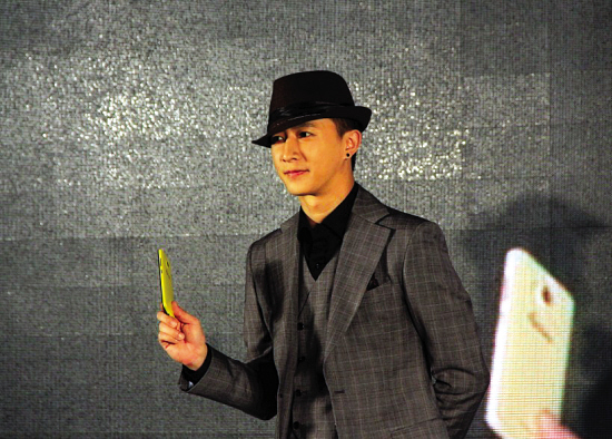 除了罗永浩的锤子，明星定制版手机为何鲜有成功？