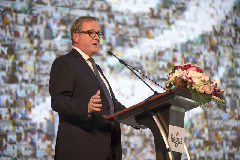 雷格斯创始人Mark Dixon正在介绍其灵活办公理念