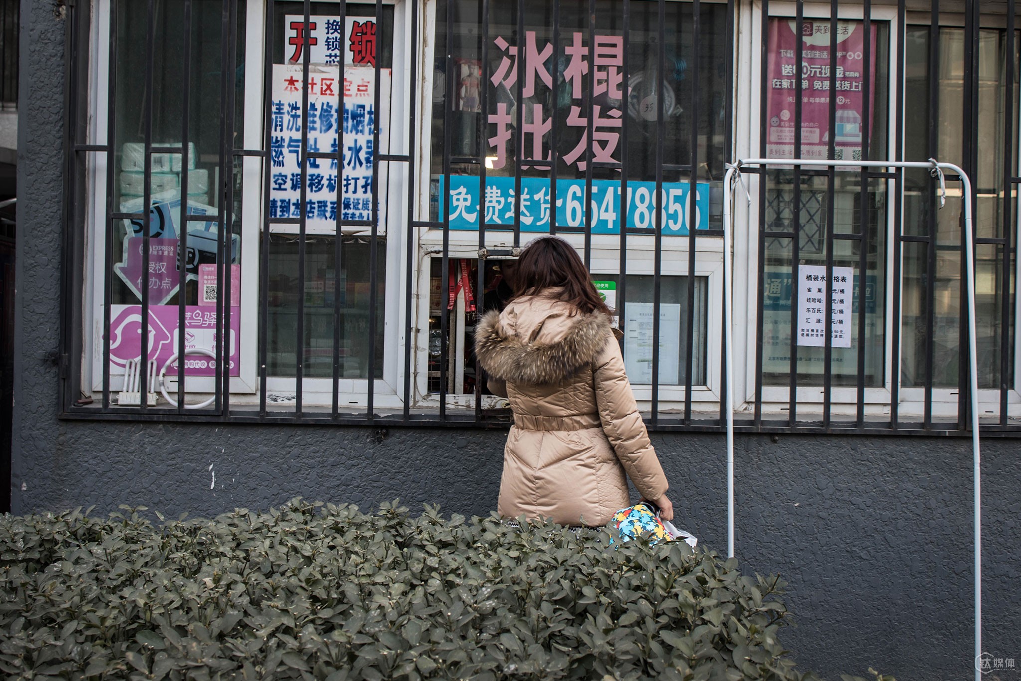 一名顾客在便利店靠外的小窗口买东西。&ldquo;这些O2O平台带来的生意，目前只占到每天营业额一到两成。&rdquo;唐元说，对自己家这样的便利店来说，位置好，店面格局搞得合理了，比什么都强，&ldquo;网络是一个趋势，但并不是那么神，比如网上有些东西卖得就不见得比我便宜。&rdquo;