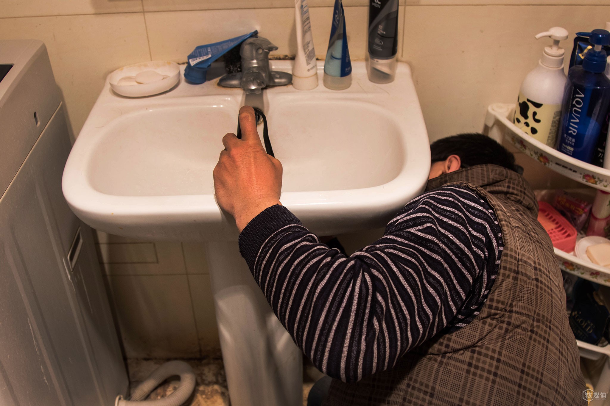 唐元在开便利店之前，从事弱电工程工作，一般的维修对他来说都不在话下，所以他还兼着做小区里一些找上门来的家政维修，&ldquo;以前都是邻居家熟人家有个什么事去帮帮，后来大家觉得我修得还行，互相介绍，就有人专门来店里找我。&rdquo;